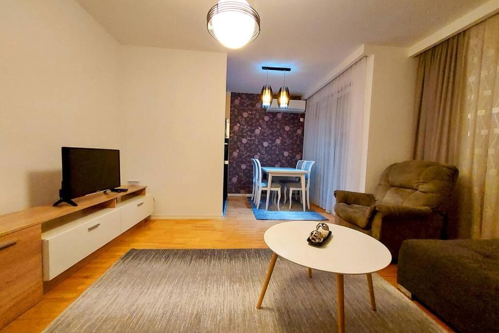 פרישטינה Apartment 13C מראה חיצוני תמונה